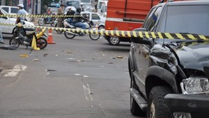 Colisão de motocicleta com caminhonete provocou morte na manhã desta segunda-feira (16), em Campo Grande, MS (Foto: Tawany Mary/G1  MS)