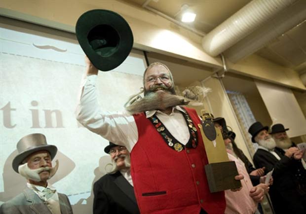 Elmar Weisser celebra sua vitória no Mundial de barba e bigode. (Foto: Jonathan Nackstrand/AFP)