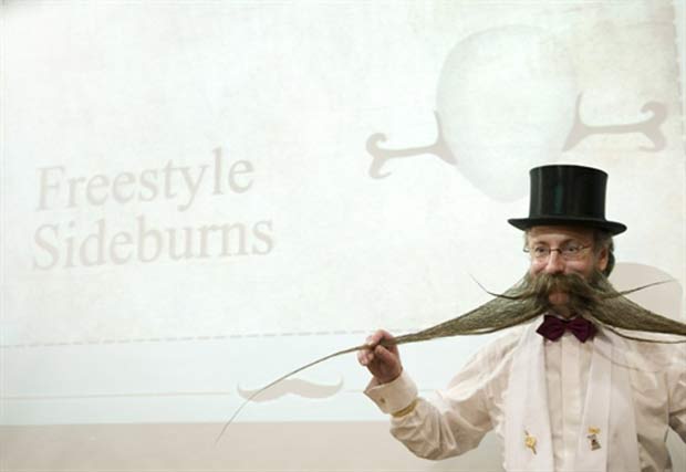 Participante durante o Mundial de barba e bigode. (Foto: Jonathan Nackstrand/AFP)