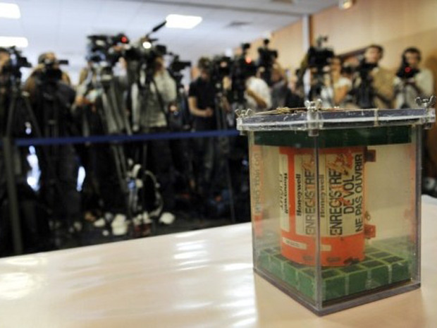 Uma das caixas-pretas do voo 447 é apresentada à imprensa durante entrevista coletiva nesta quinta (12), em Paris (Foto: Mehdi Fedouach / AFP)