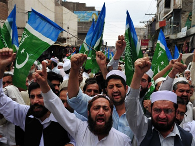 Manifestantes protestam contra os EUA e a favor de Bin Laden nesta sexta-feira (6) na cidade paquistanesa de Peshawar (Foto: AFP)