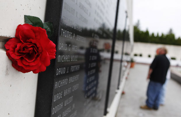 Flor é pendurada do lado de memorial que lista nomes de 44 residentes do condado de Nassau que foram vítimas dos atentados de 11 de Setembro  de 2001, em Nova York (Foto: Shannon Stapleton/Reuters)