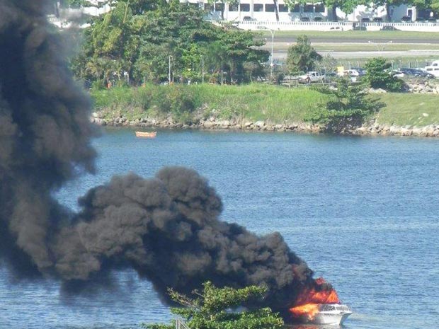 Lancha pega fogo na Maria na Glória (Foto: Marcelo Diniz Cabanas/VC no G1)