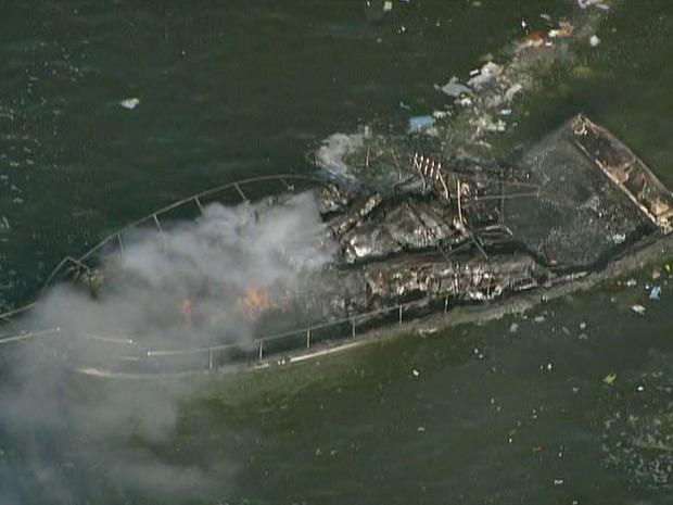 Lancha destruída após incêndio no Rio (Foto: Reprodução/TV Globo)