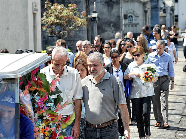 Familiares e amigos de Cibele comparecem ao enterro da artista no cemitério do Araçá  Foto: Fernando Borges/Terra