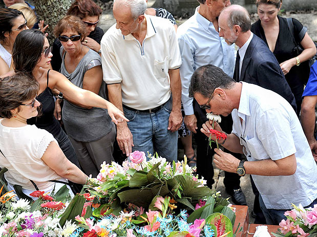 Amigos e familiares levaram flores ao enterro da atriz  Foto: Fernando Borges/Terra