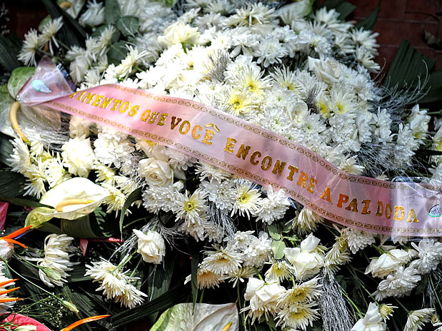 O ex-marido da atriz, o cavaleiro Doda, enviou coroa de flores, desejando a paz  Foto: Fernando Borges/Terra