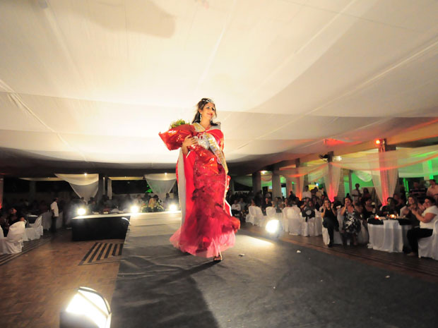 Rebecca Rhaysa Suelen Guedes durante desfile com traje de gala no Clube de Oficiais da PM (Foto: Divulgação/Paulo Almeida/Seres)