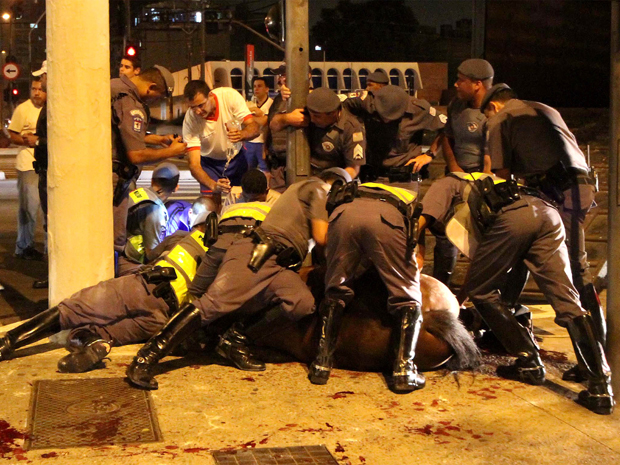 Um policial militar e seu cavalo ficaram feridos após serem atropelados no final da noite deste sábado na Avenida Tiradentes, em Santana, Zona Norte de São Paulo. Segundo a PM, o policial continua internado em estado grave no Hospital das Clínicas na manhã deste domingo (13). O cavalo, que também teve graves ferimentos, poderá ser sacrificado. O motorista do veículo saiu ileso. (Foto: Luiz Guarnieri/Futura Press)