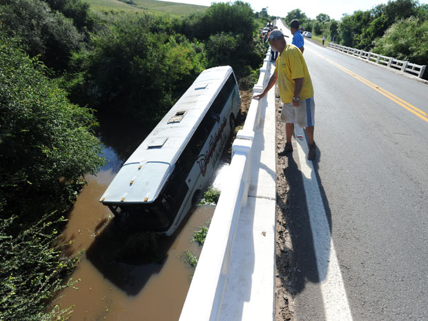 Ônibus perdeu controle e caiu em arroio sob rodovia no RS (Foto: Lauro Alves/Zero Hora/Ag. RBS)