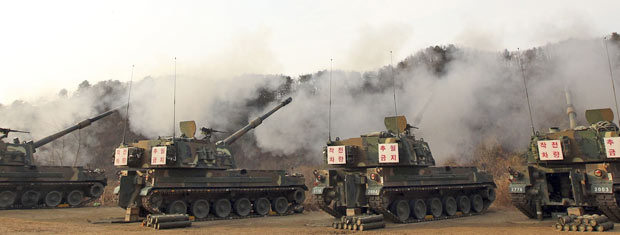 Treinamento militar da Coreia do Sul em região montanhosa de Pocheon, nesta quinta-feira (23)