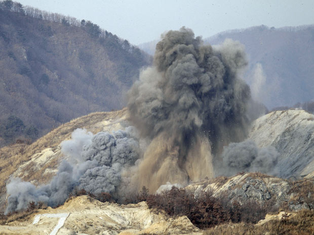 Bombas explodem no maior exercício militar de terra e ar do ano na Coreia do Sul