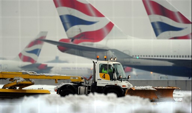 Escavadeira remove neve acumulada na segunda pista do aerporto de Heathrow, em Londres, onde uma das pistas voltou a operar nesta terça-feira (21)