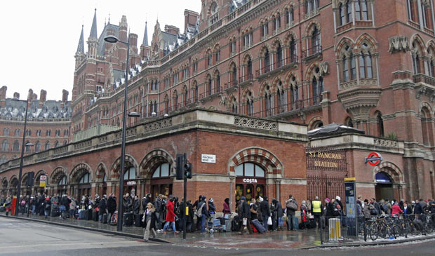 Passageiros da Eurostar fazem fila fora da estação Saint Pancras, em Londres, nesta terça (21)