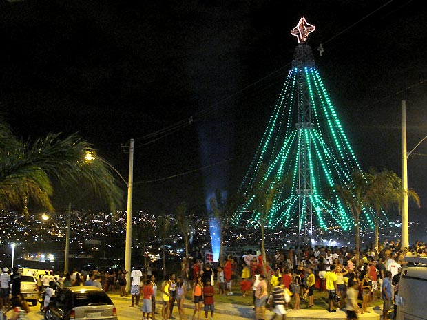 Árvore de Natal do Alemão é revestida de LED e tem 20 metros de altura