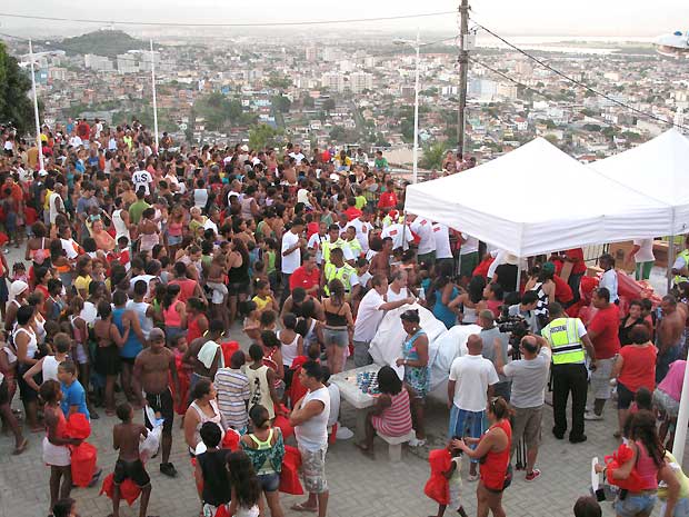 Cerca de mil brinquedos foram distribuídos para as crianças da comunidade momentos antes da inauguração da árvore