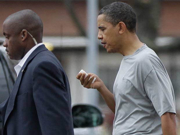 Barack Obama caminha após levar pancada na boca durante jogo de basquete