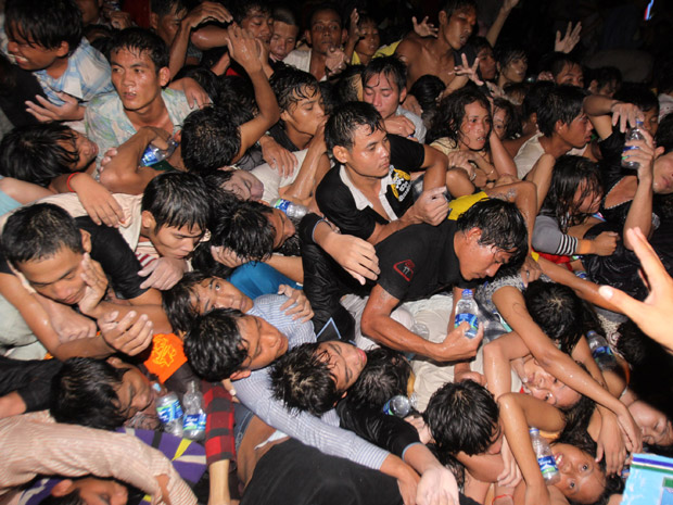 Cambojanos empurram-se durante tumulto sobre ponte na capital nesta segunda-feira (22).