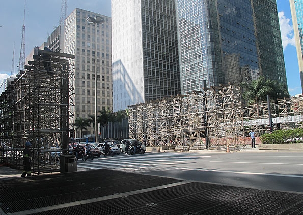 Montagem do palco na Paulista