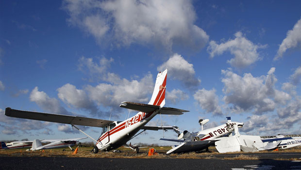 Os fortes ventos que atingiram a região durante a noite danificaram sete pequenos aviões no aeroporto e deixaram cerca de 82 mil pessoas sem energia elétrica.