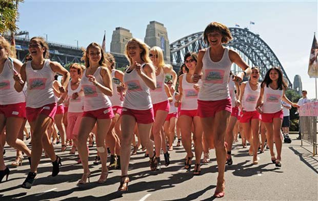 Mulheres participaram de corrida de salto alto em Sydney.