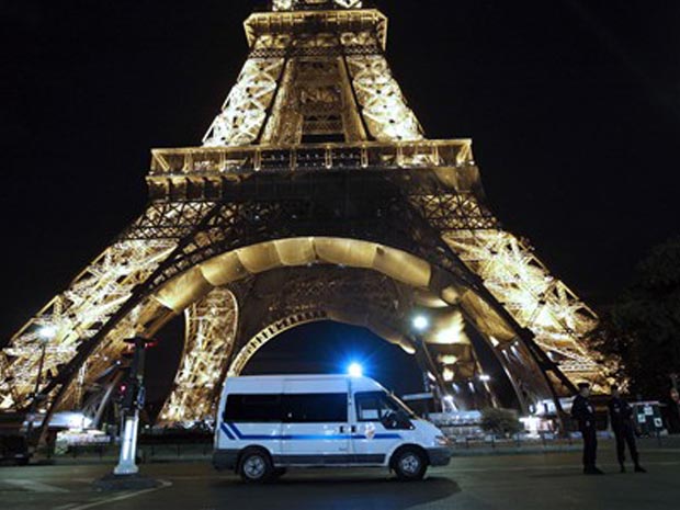 A torre Eiffel, em Paris, esvaziada após uma ameaça de bomba