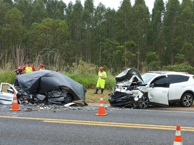 Mulher grávida e marido morrem em acidente; filho de 5 anos fica ferido em Goiás (Foto: Divulgação/PRF)