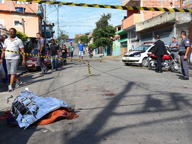 Dois suspeitos de roubo morrem linchados na Rua Doutor Carmelo de Agostinho, no bairro de Taipas, Zona Norte de São Paulo (Foto: Marcos Bezerra/Futura Press/Estadão Conteúdo)