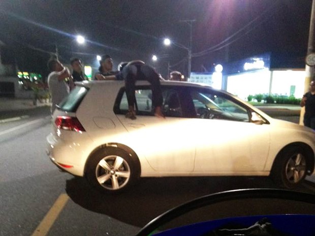 Passageira de moto foi parar em cima de carro durante acidente (Foto: Carlos Martins/Arquivo Pessoal)