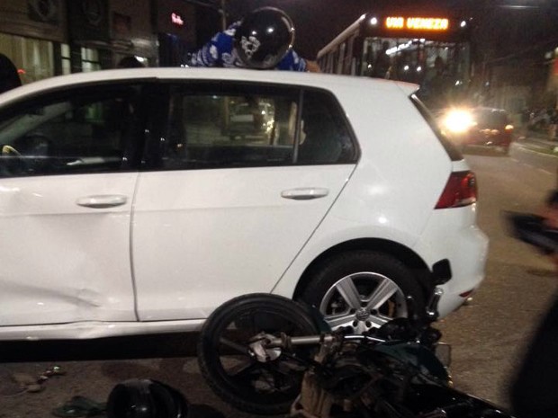 Moto colidiu contra a lateral de carro e vítimas foram atendidas (Foto: Carlos Martins/Arquivo Pessoal)