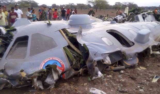 Destroços de avião militar que caiu na Colômbia (Foto: Força Aérea Colombiana / via Reuters)