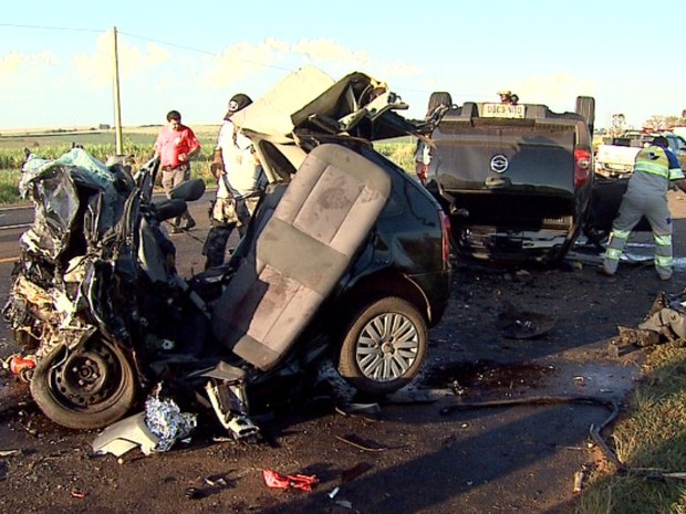 Acidente entre Jaboticabal e Monte Alto causou a morte de cinco pessoas neste domingo (26) (Foto: Fábio Júnior/EPTV)