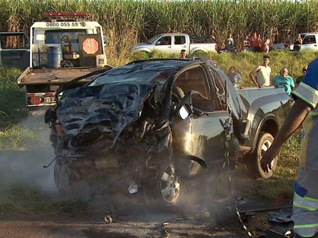 Picape ficou completamente destruída com o impacto do acidente em Jaboticabal, SP (Foto: Fábio Júnior/EPTV)