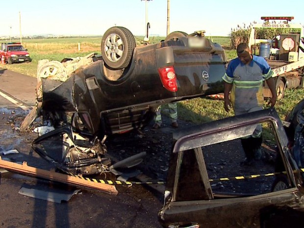 Dois homens e três mulheres morreram no local em acidente entre dois veículos (Foto: Fábio Júnior/EPTV)