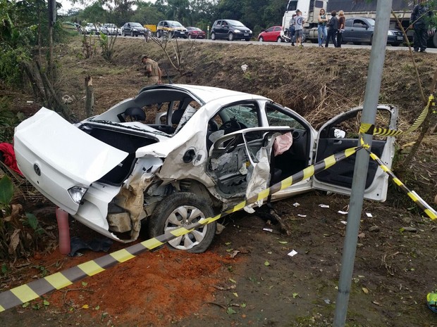 Táxi capotou na BR-280 após perseguição policial  (Foto: PRF/Divulgação)