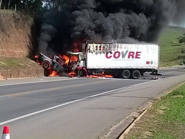 Veículos explodem após grave acidente na BR-101 (Foto: VC no ESTV)