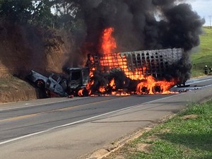 Veículos explodem após grave acidente na BR 101  Ler depois    (Foto: VC no ESTV)