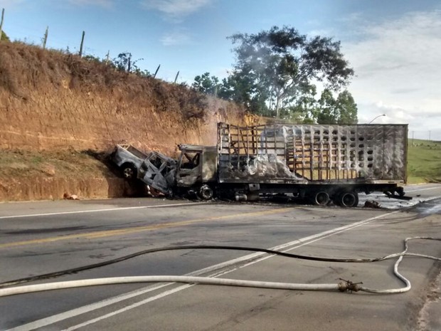 Corpo de Bombeiros controlam as chamas (Foto: Ariele Ruy/ TV Gazeta)