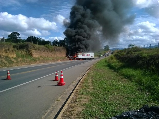 Rodovia foi interditada após explosão (Foto: Luciander Falcão Caniçali/ Foto Leitor A Gazeta)