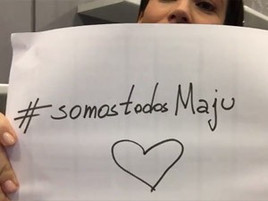 Renata Vasconcellos segura cartaz em apoio a Maju (Foto: Reprodução/Facebook/JN)