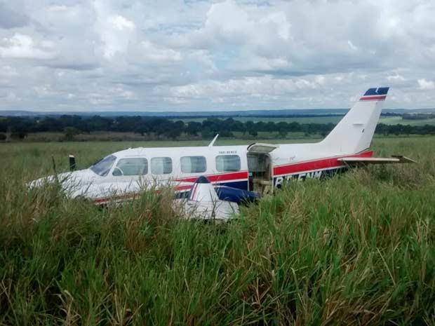 Avião que fez pouso forçado em fazenda levava Angélica, Hulck, filhos e babás. (Foto: Walter Barbosa)