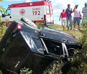 Os dois ocupantes do Uno morreram no local (Foto: Marcelino Neto/O Câmera)