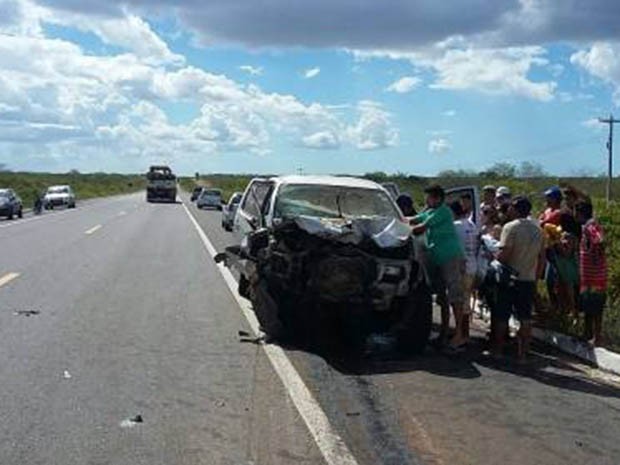 Veículos bateram de frente na BR-304 (Foto: Marcelino Neto/O Câmera)