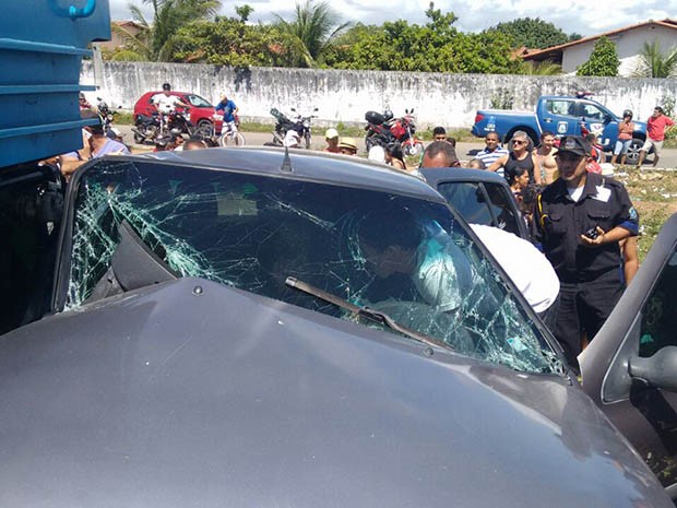 Passageiro ficou preso às ferragens (Foto: Junior Fernandes)