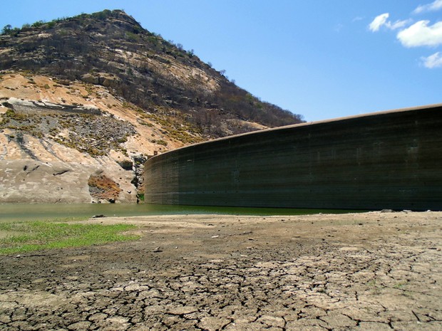 Açude Gargalheiras, em Acari, tem volume d'água mais baixo da história (Foto: Fred Carvalho/G1)