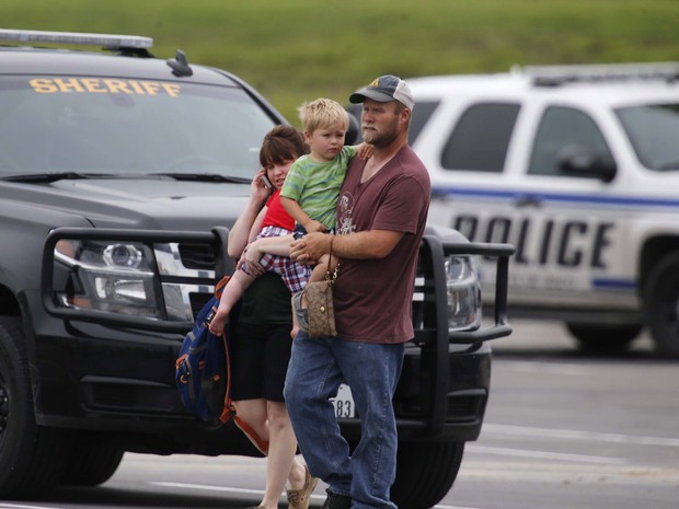 Família deixa local de crime perto do restaurante Twin Peaks, no Texas (Foto: Rod Aydelotte/Waco Tribune-Herald via AP)