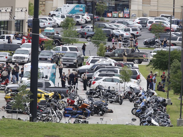 Cena do crime que deixou mortos e feridos em estacionamento de restaurante em Wacho, neste sábado (17) (Foto: Rod Aydelotte/Waco Tribune-Herald via AP)