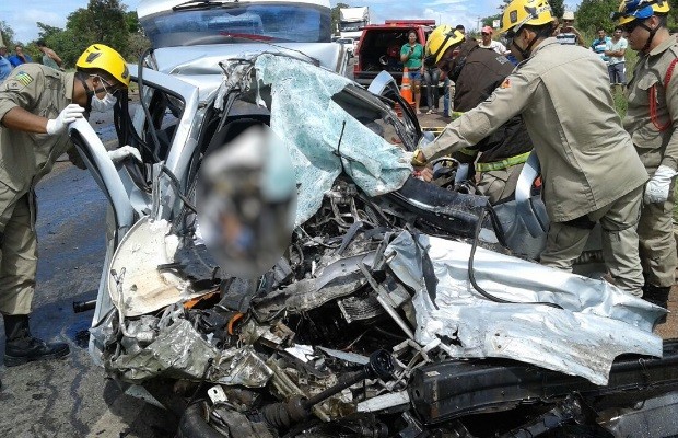 Acidente entre carro e caminhão mata motorista e 4 crianças em Cocalzinho de Goiás, diz PRF (Foto: Divulgação/Corpo de Bombeiros)