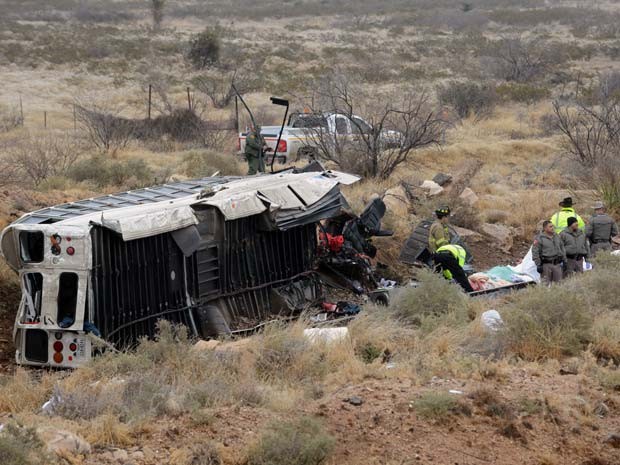 Autoridades investigam cena de acidente no qual ônibus que transportava prisioneiros no Texas derrapou (Foto: AP Photo/The Odessa American, Mark Sterkel)