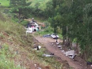 Ônibus caiu de ribanceira em Alfredo Wagner (Foto: Batalhão de Operações Aéreas/Divulgação)